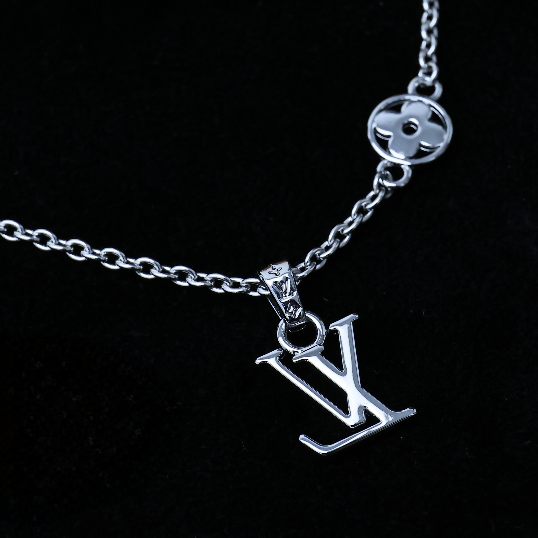 TOP Louis Vuitton LV Dimension Necklace