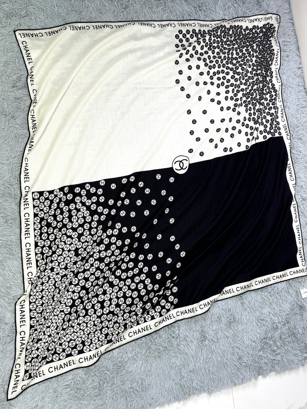TOP CHANEL Bubble Letter Petals Cashmere Scarf 140X140 cm - Black and White