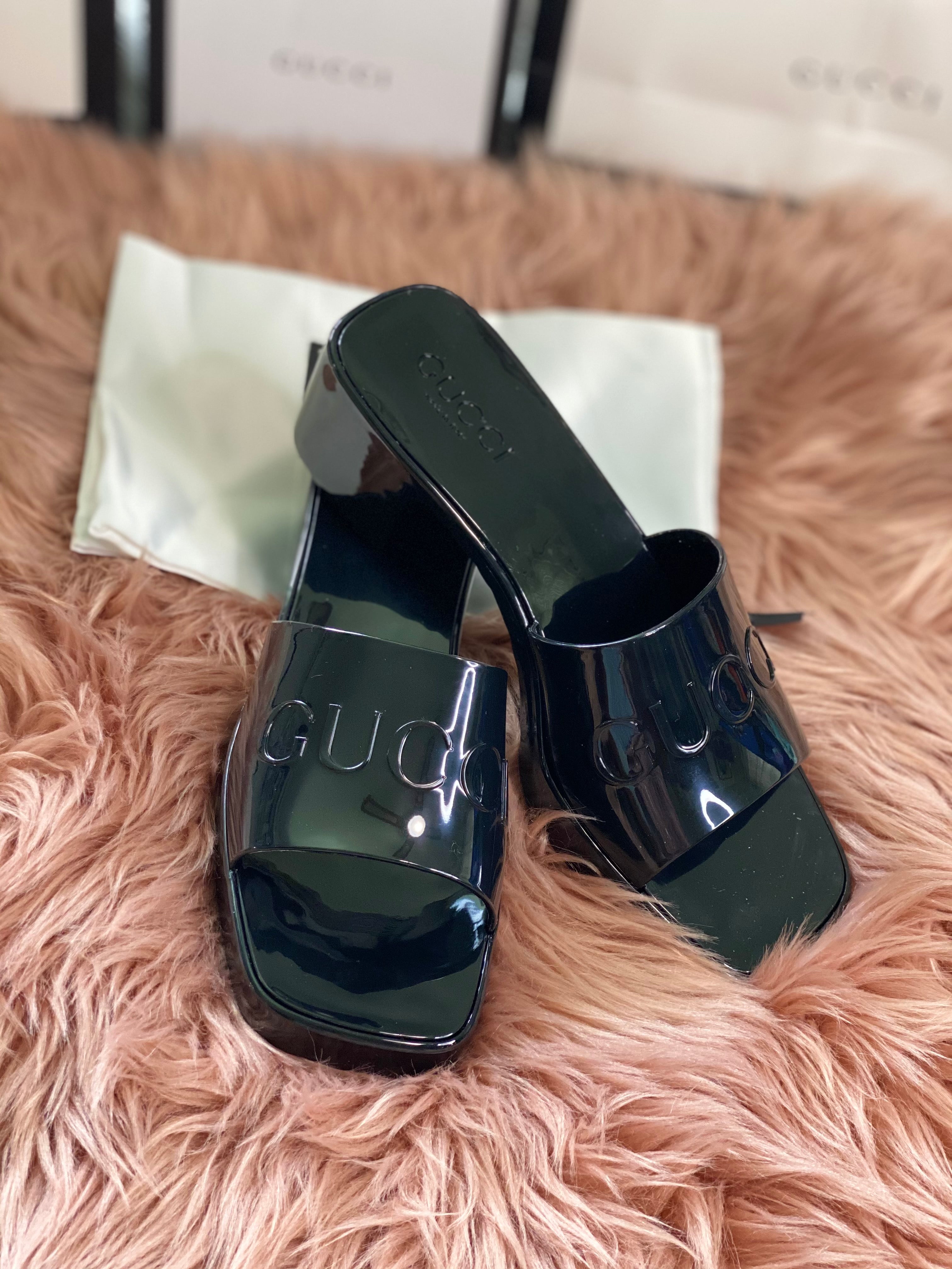 TOP GUCCI GG Logo Embossed Rubber Mules - Black