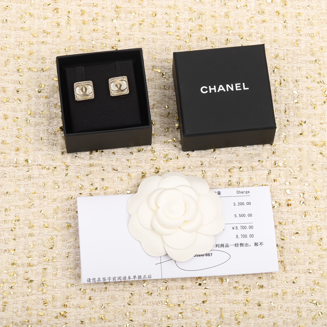TOP CHANEL Block Resin CC Earrings