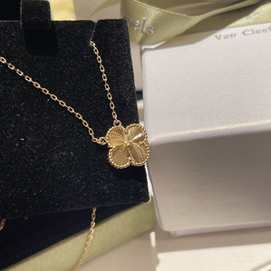 TOP Van Cleef & Arpels VCA Single Motif Albraham Necklace - Gold