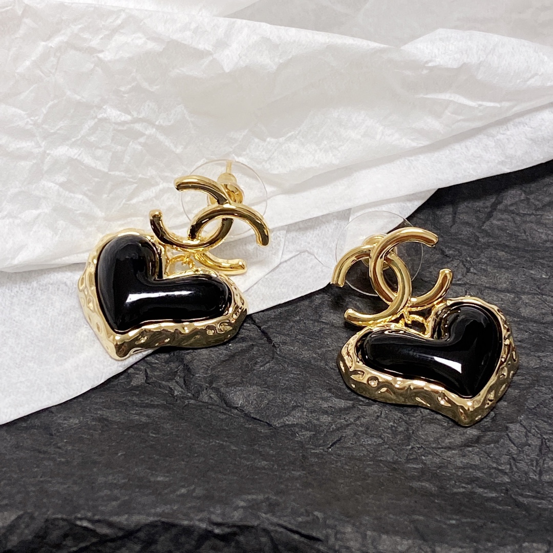 TOP CHANEL Classic Heart Stud Earrings - Black