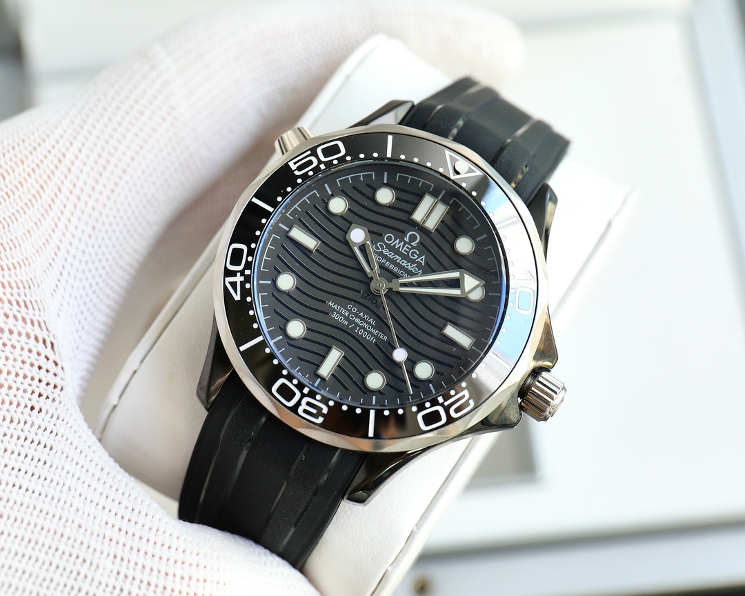 TOP OMEGA Omega Seamaster 300m Diver Watch