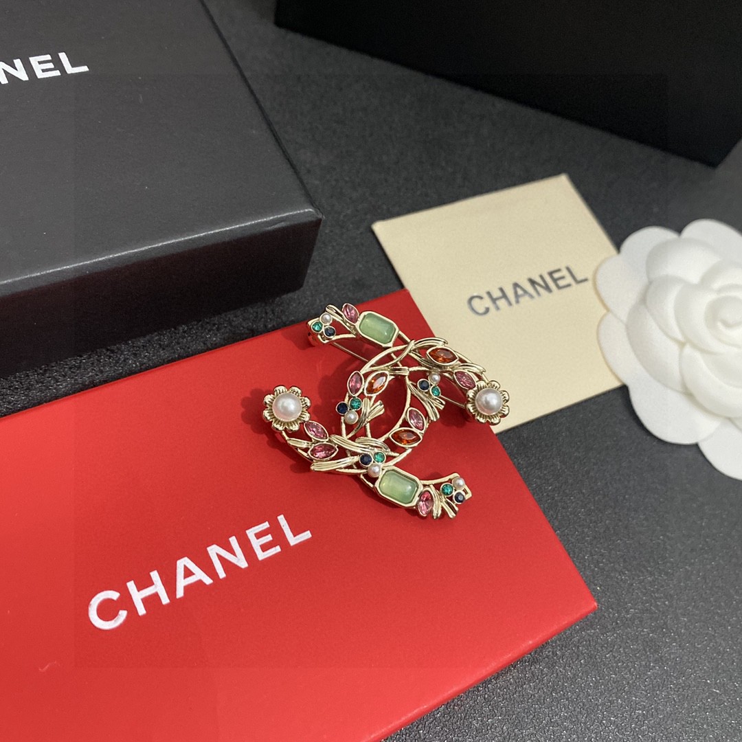 TOP CHANEL Pearl Brooch