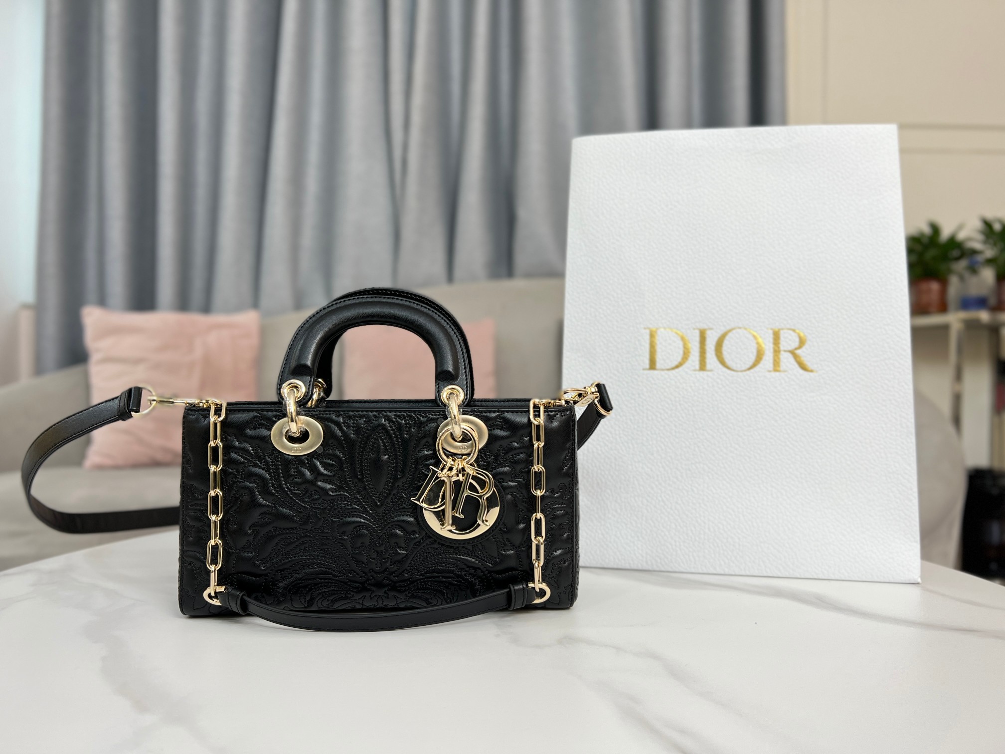 TOP Christian Dior Medium Size Lady D-Joy Hand Embroidered Ornamental Pattern 26x13.5x 5cm - Black/White - GHW