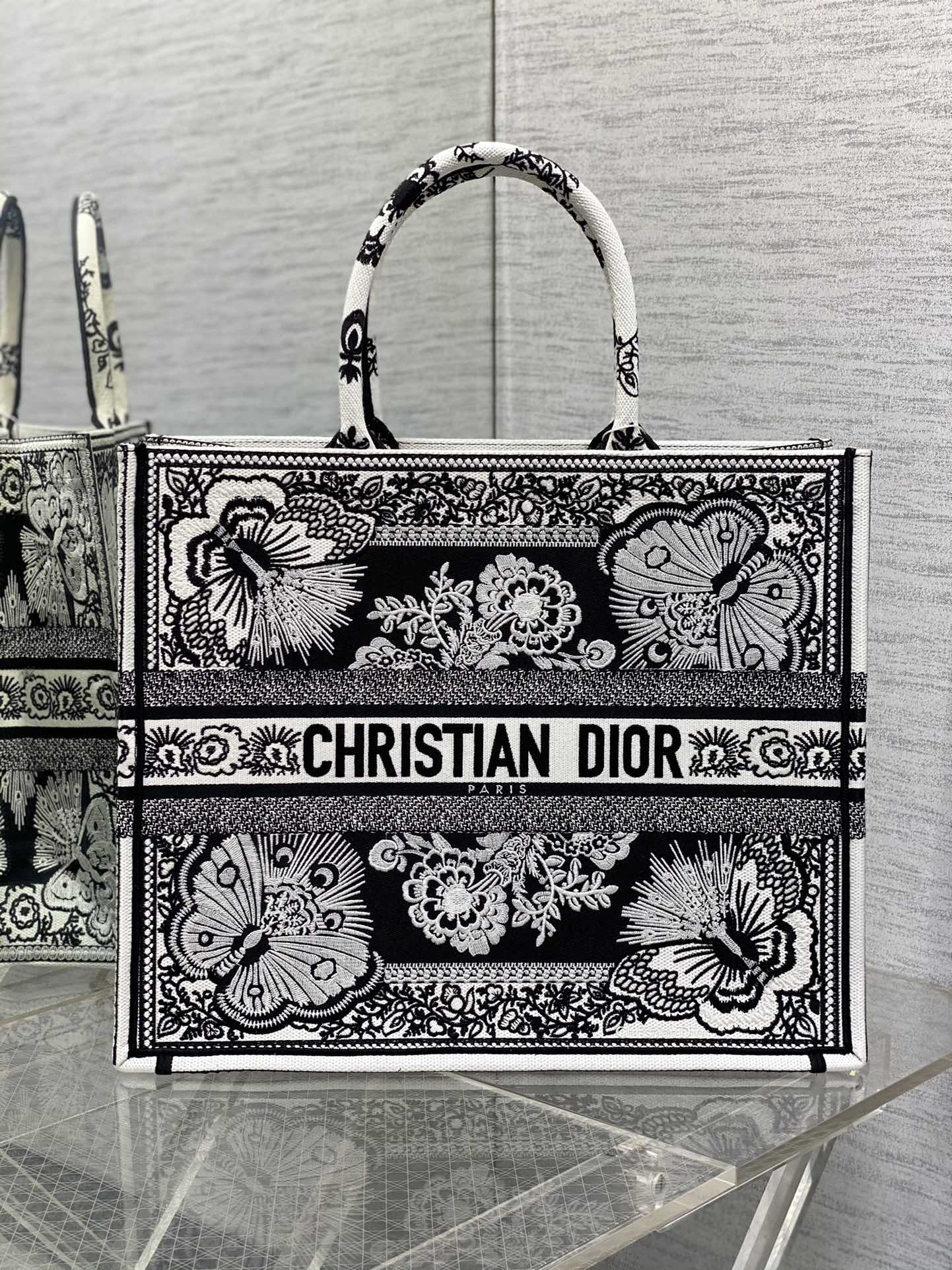 TOP Christian Dior Butterfly Embroidery Pattern Tote Handbags 36cm/41cm - 2 Sizes