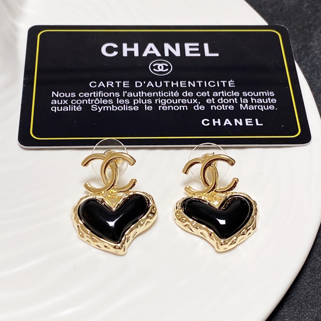 TOP CHANEL Classic Heart Stud Earrings - Black