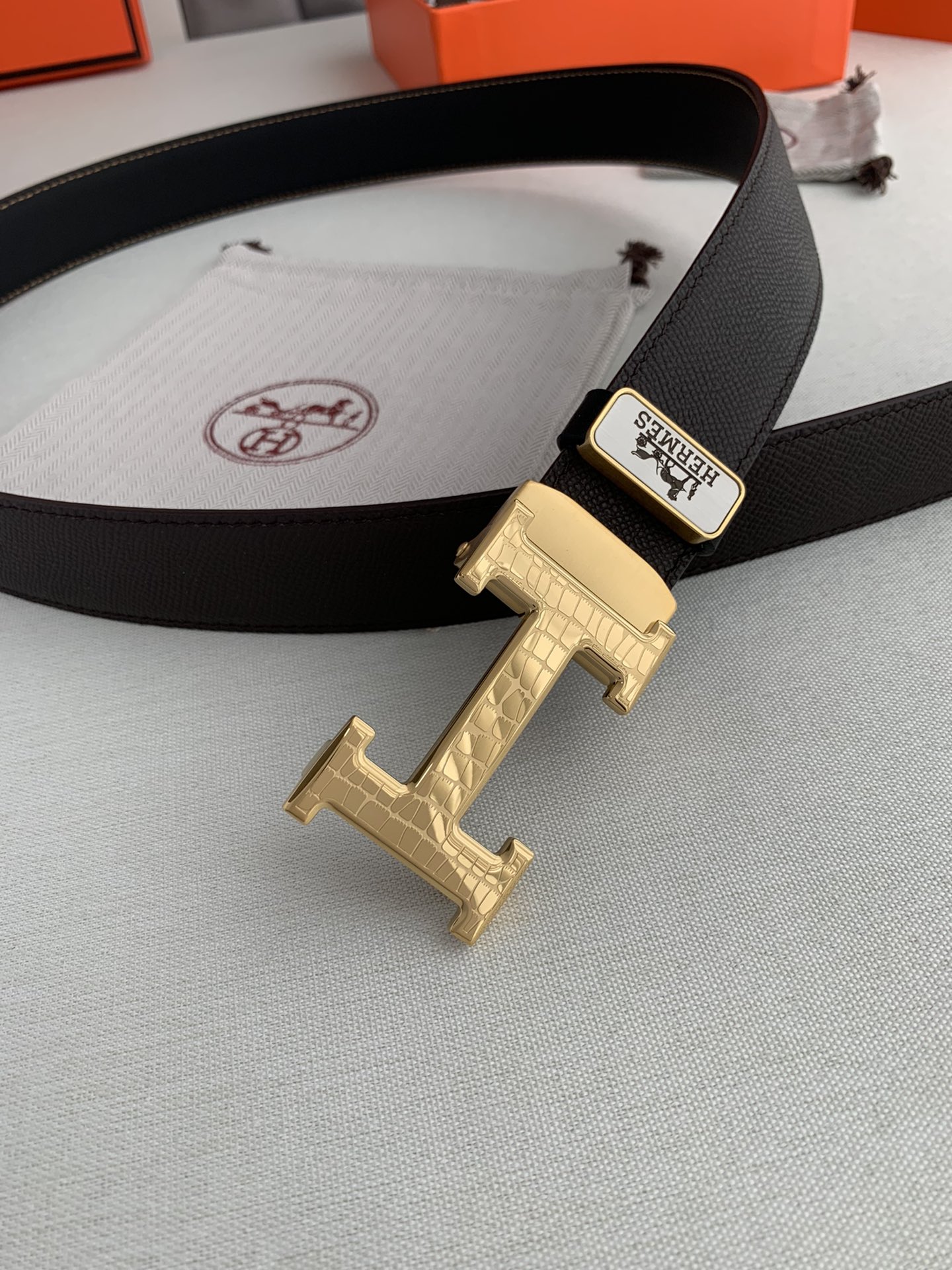 Hermès Unisex Leather Automatic Belt, Croc Embossed H Metal Buckle, Men Women Luxury Waist Belt