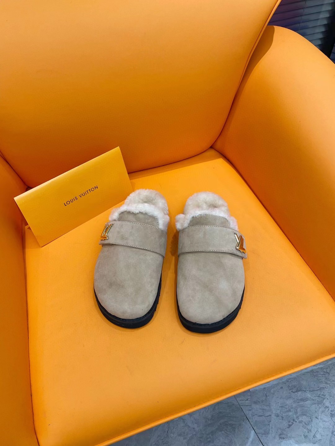 TOP Louis Vuitton LV Fur Slippers - 4 Colors
