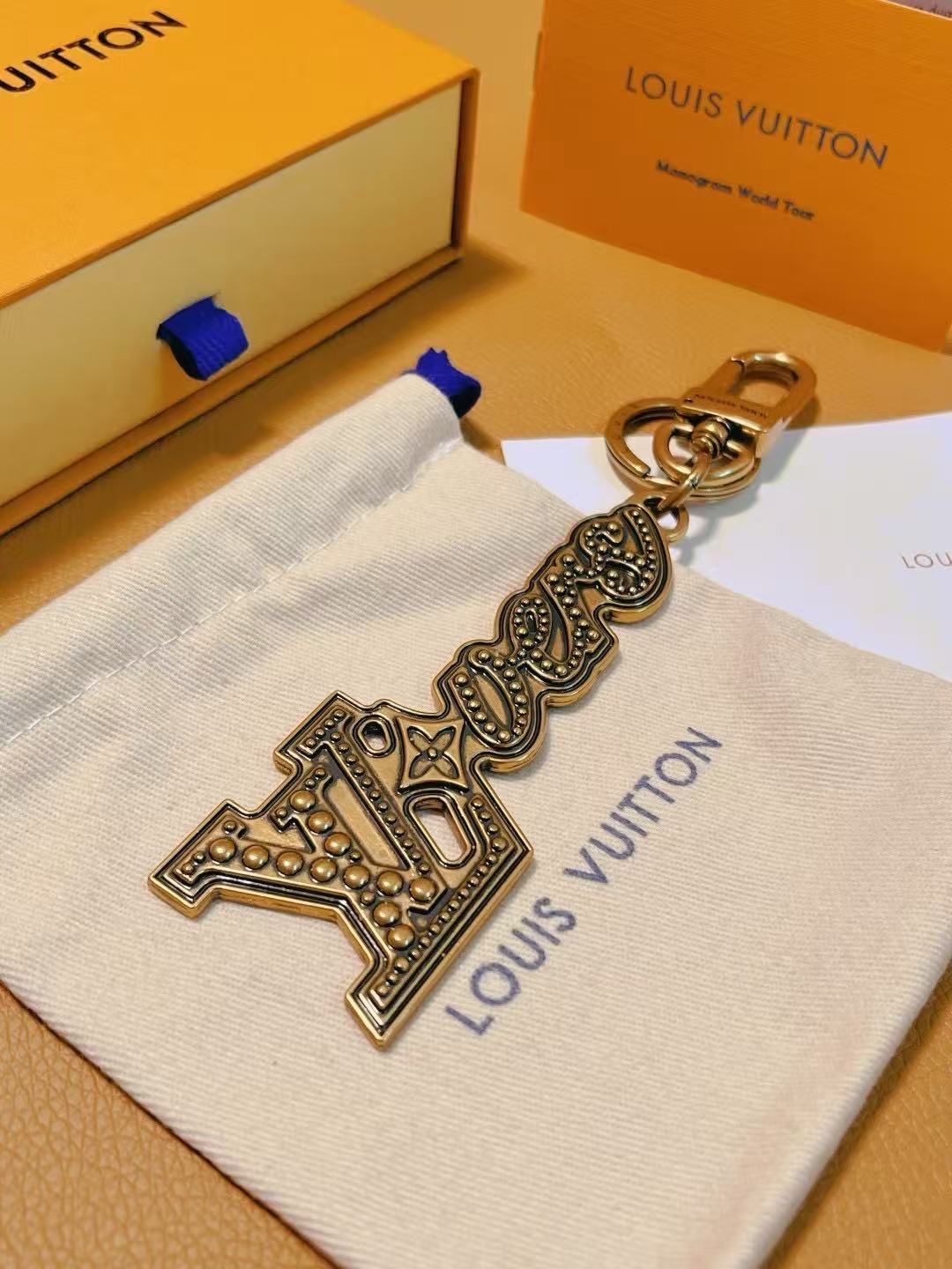 TOP Louis Vuitton LV  Key Chain  - Gold