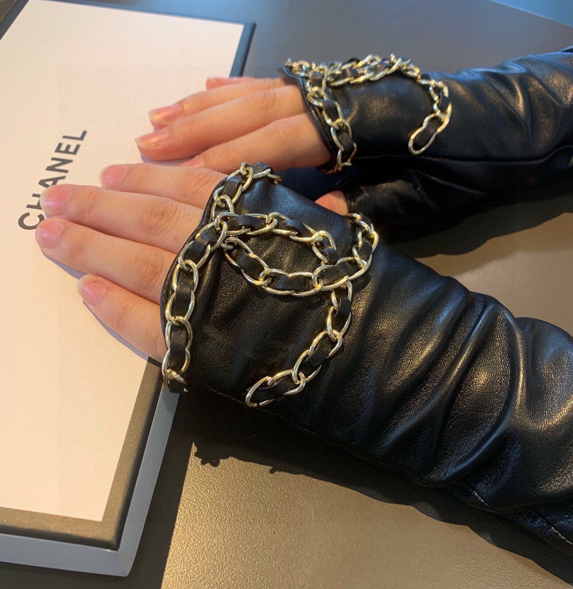 TOP CHANEL Gloves - Black