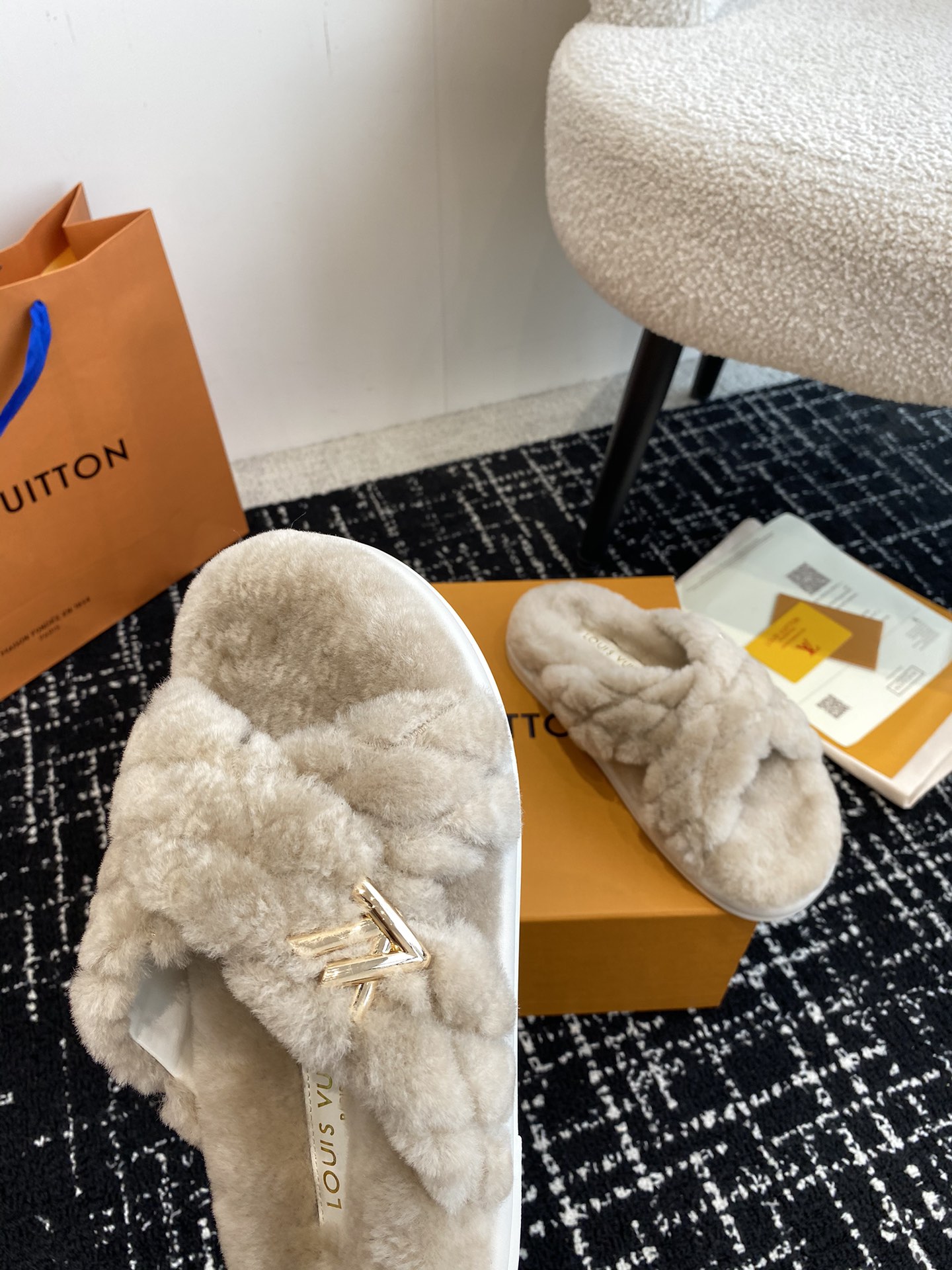 TOP Louis Vuitton LV Wool Slippers with Crossing Straps - 3 Color