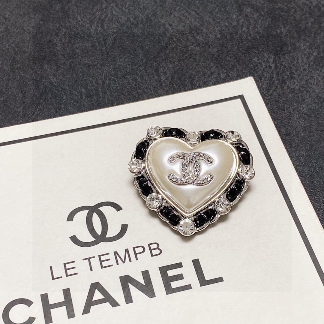 TOP CHANEL Leather Heart Brooch