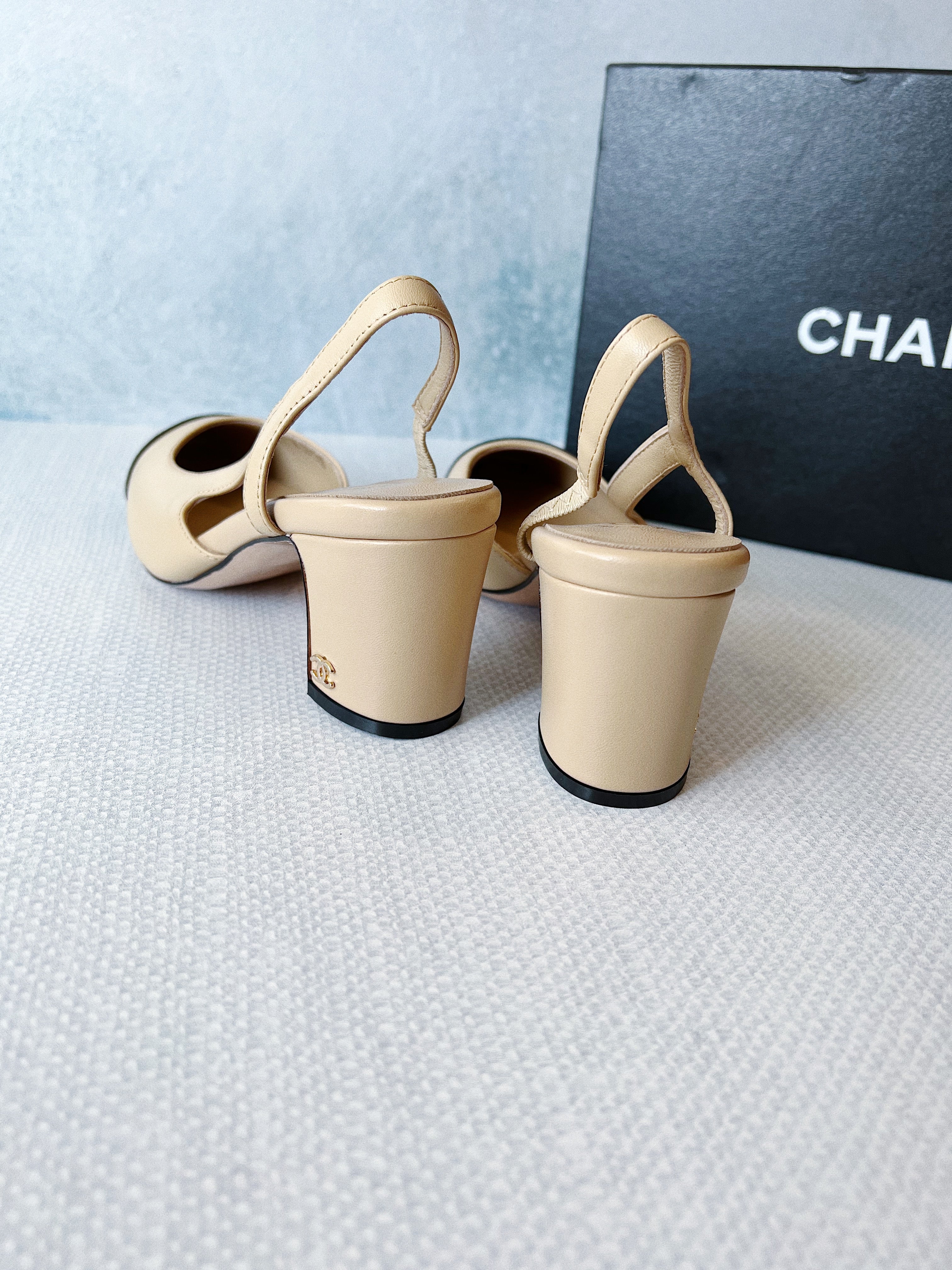 TOP CHANEL Pump Two Tone Sling Back - Beige and Black