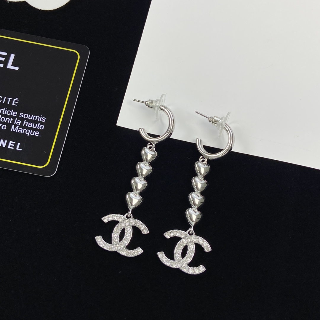 TOP CHANEL Metal Heart/Diamond Earrings - Silver