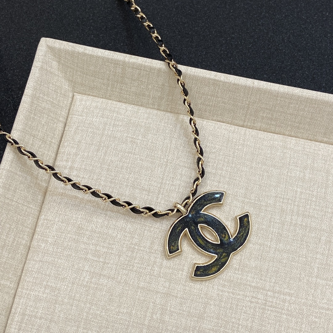 TOP CHANEL Necklace with CC Pendant - Gold