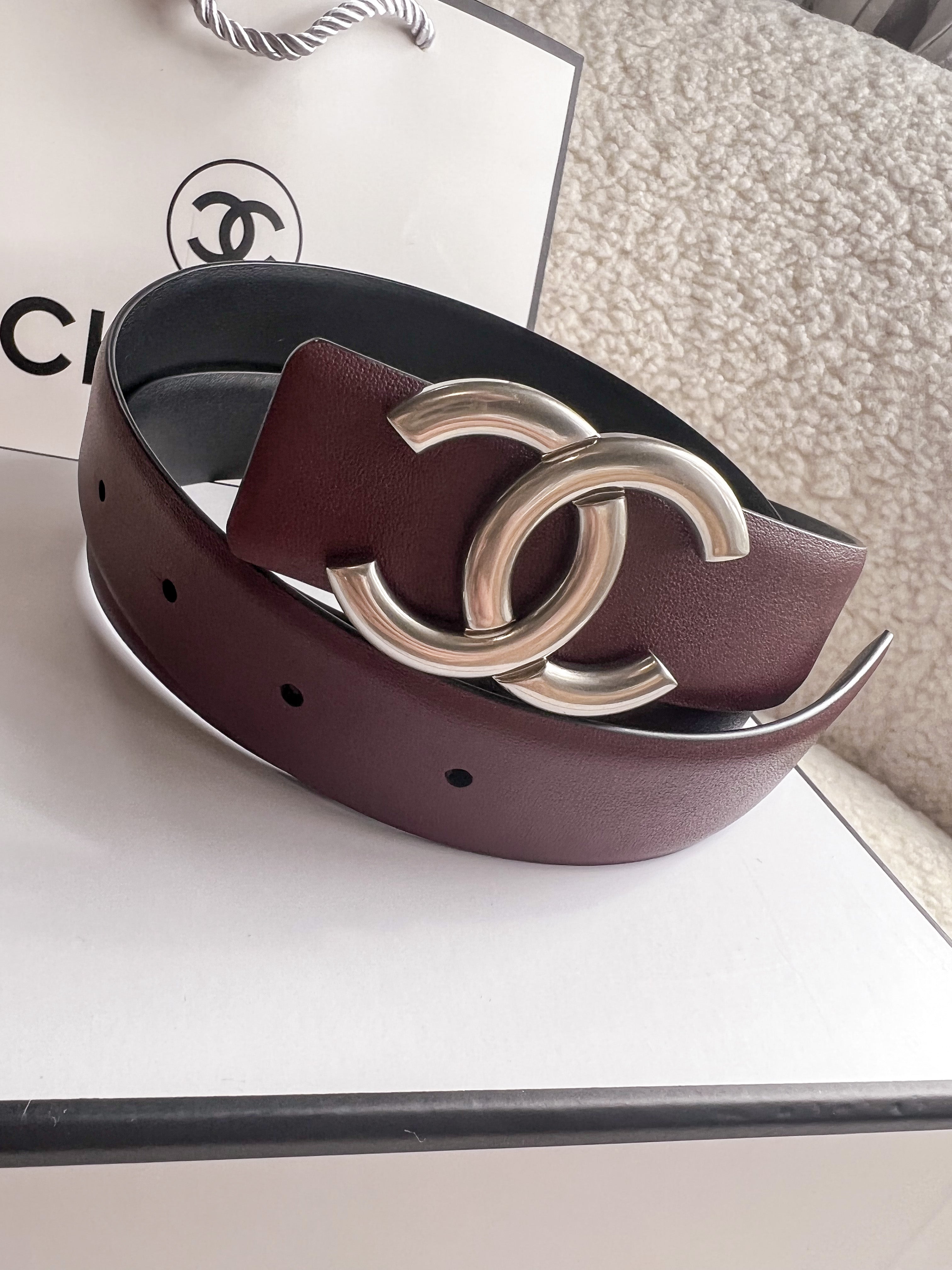 TOP CHANEL Belt Vintage Reversible - Black and Burgundy