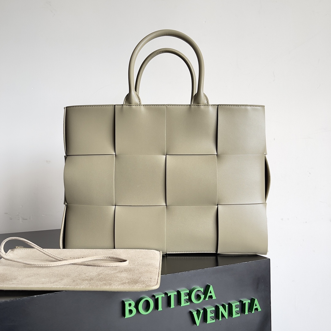 TOP Bottega Veneta BV Tote Bags - Beige