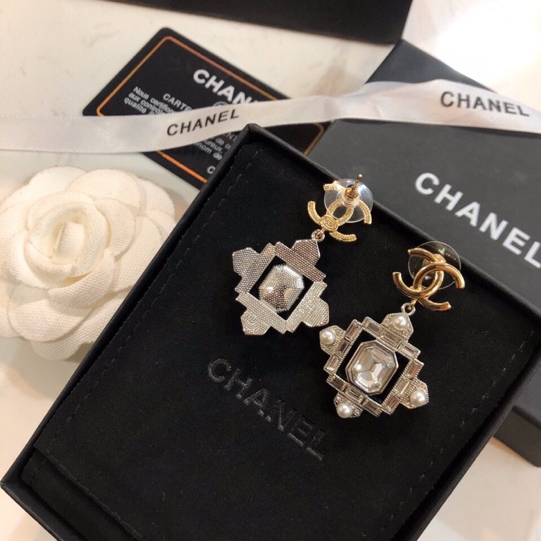 TOP CHANEL Classic Zircon Stud Earrings
