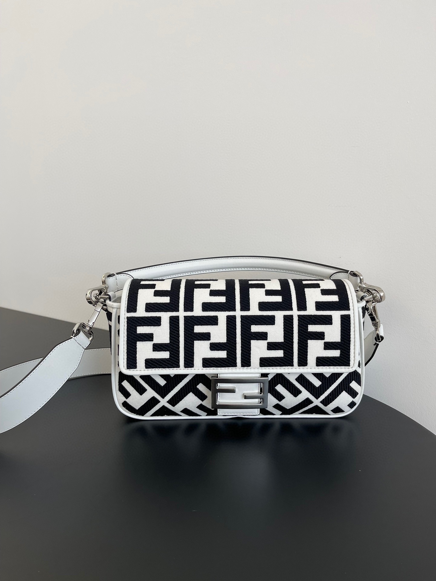 TOP FENDI Embroidery Baguette Bag - 26x5x15cm - 5 Colors