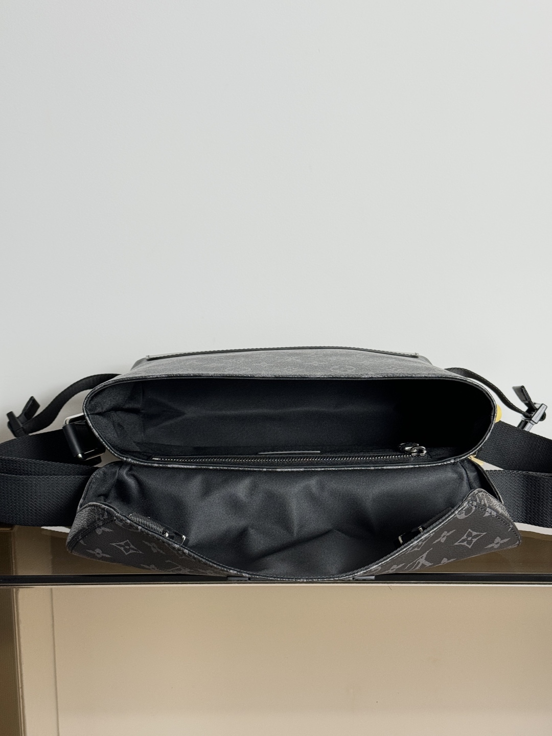 TOP Louis Vuitton LV Pochette Voyage Bag 33✖️22.5✖️11cm - Black