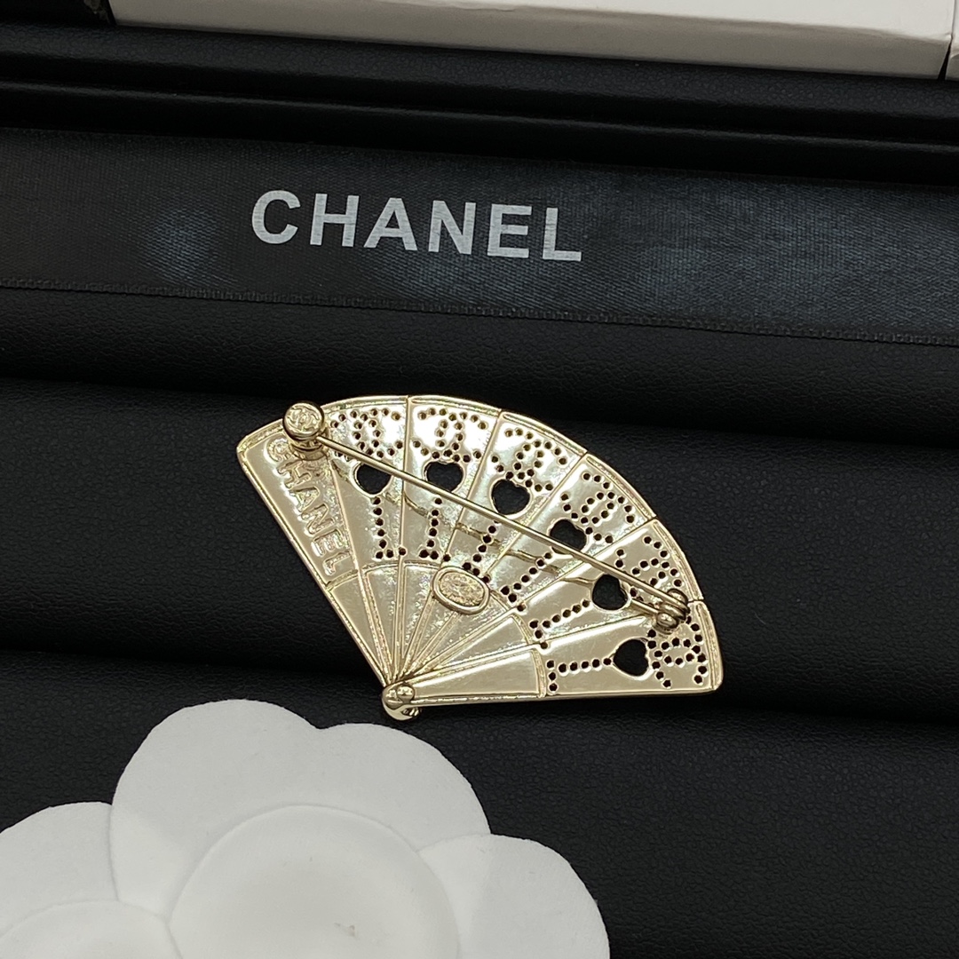 TOP CHANEL Folding Fan Brooch - Gold