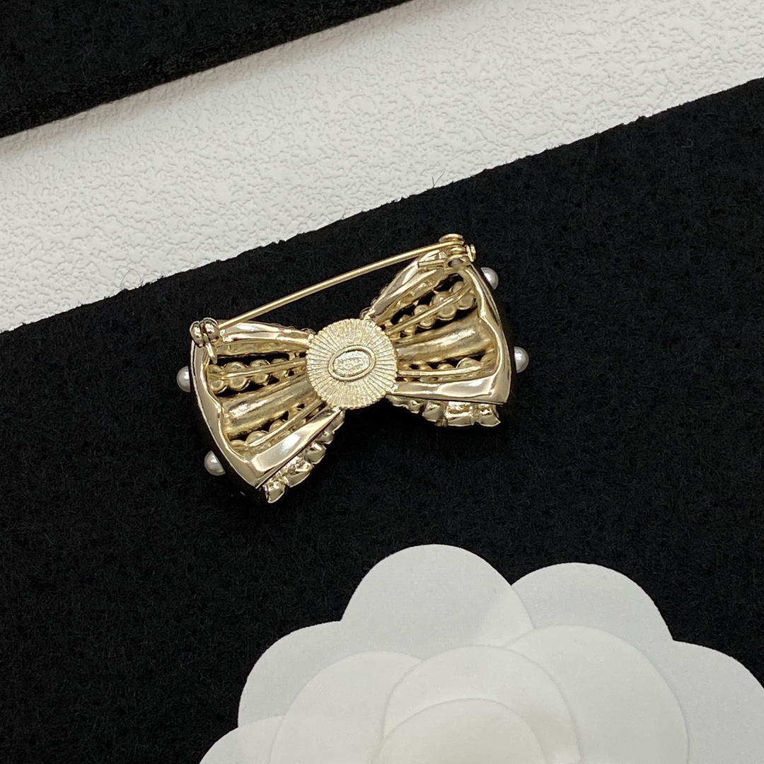 TOP CHANEL Bow Pearl Brooch - Gold