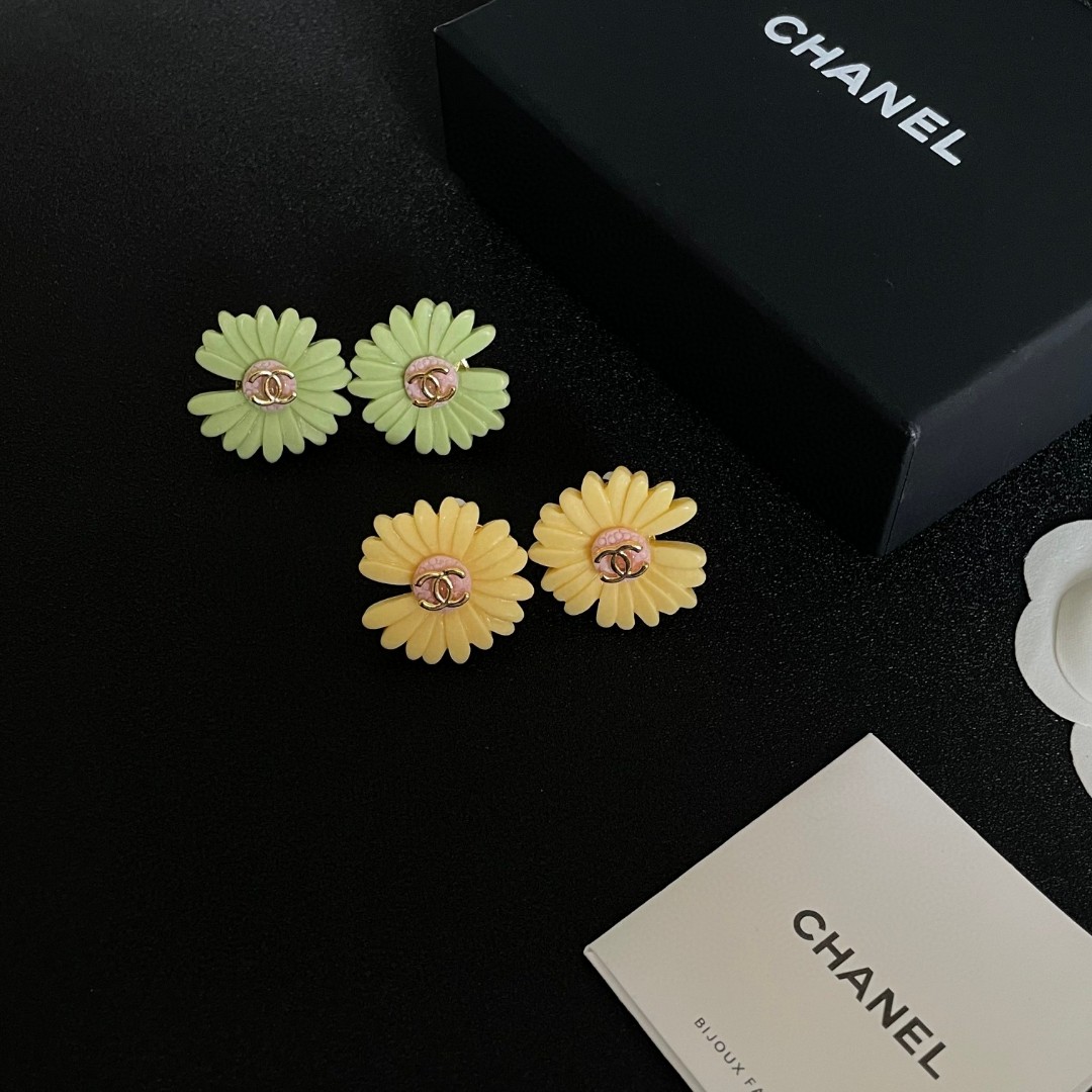TOP CHANEL CC Earrings- 2 Colors