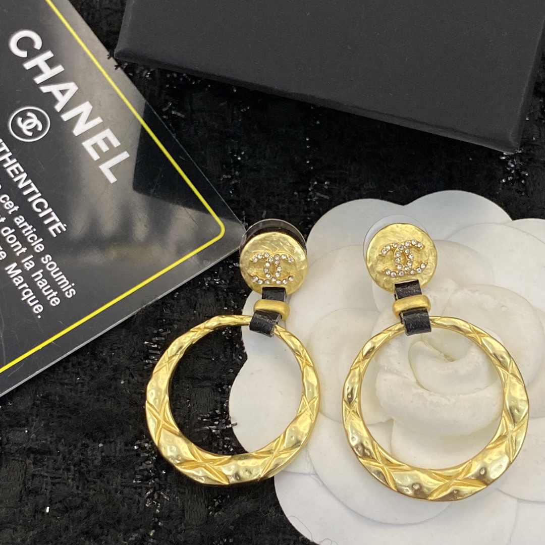 TOP CHANEL Earrings