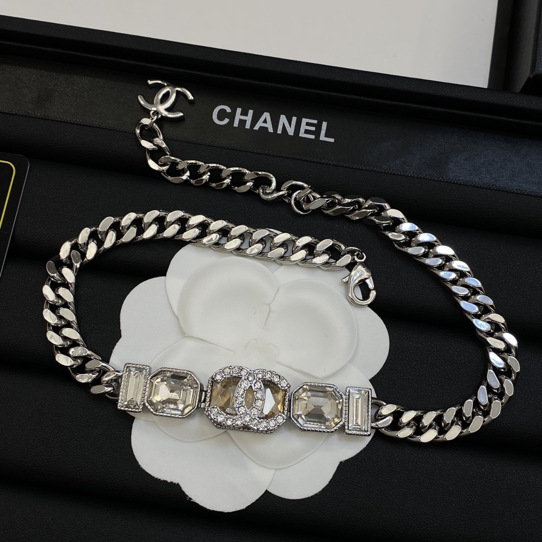 TOP CHANEL Necklace with Crystal - 2 Color