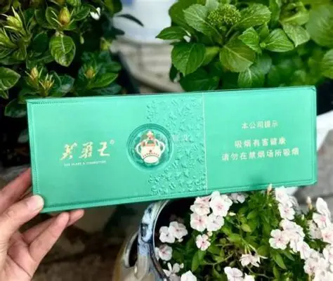 芙蓉王（沁爽细支）（俗称：心爽、西瓜芙蓉王）Furongwang Qinshuang Slim烤烟细支，无爆珠，滤嘴内置西瓜香线，97mm 细支，20 支 / 包，哑光墨绿色横开硬盒
理化参数：焦油 5mg，烟碱 0.5mg，一氧化碳 4mgRM280.00oknoni芙蓉王（沁爽细支）（俗称：心爽、西瓜芙蓉王）Furongwang Qinshuang Slim - oknoni