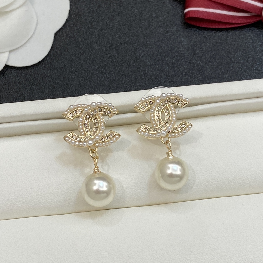 TOP CHANEL  Earrings- Gold