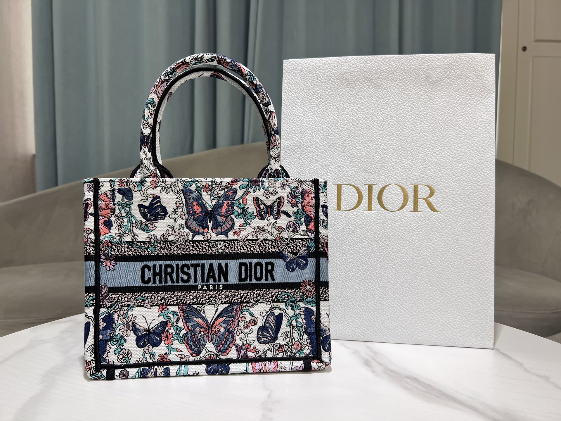 TOP Christian Dior  Book Tote Bag - 3 Sizes - White and Blue