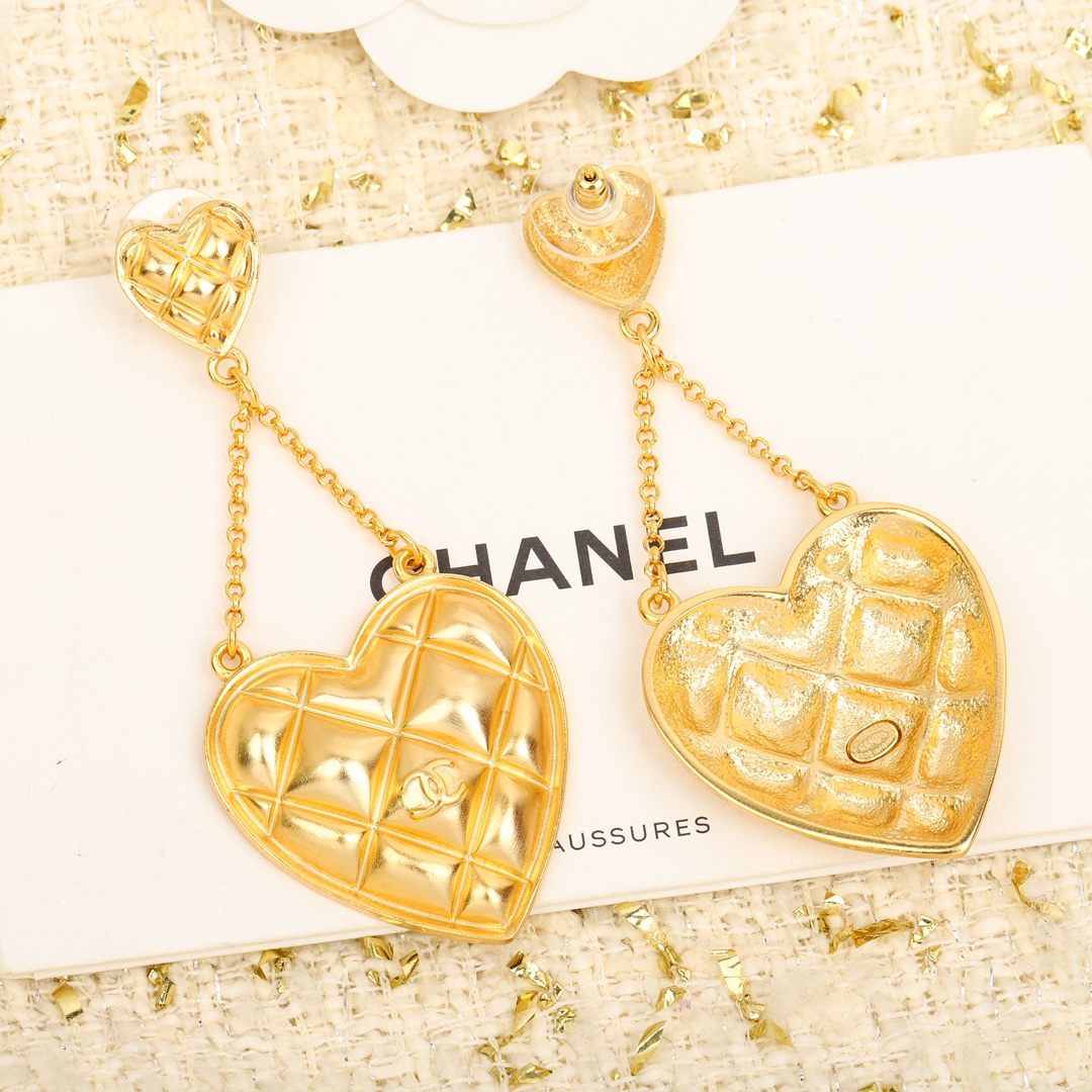 TOP CHANEL Heart Earrings
