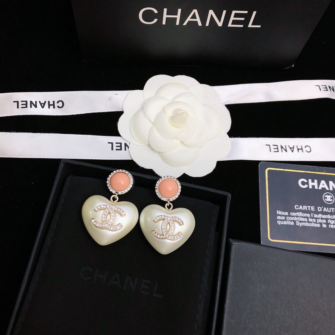 TOP CHANEL Hearts Pearls Gold Pink and White