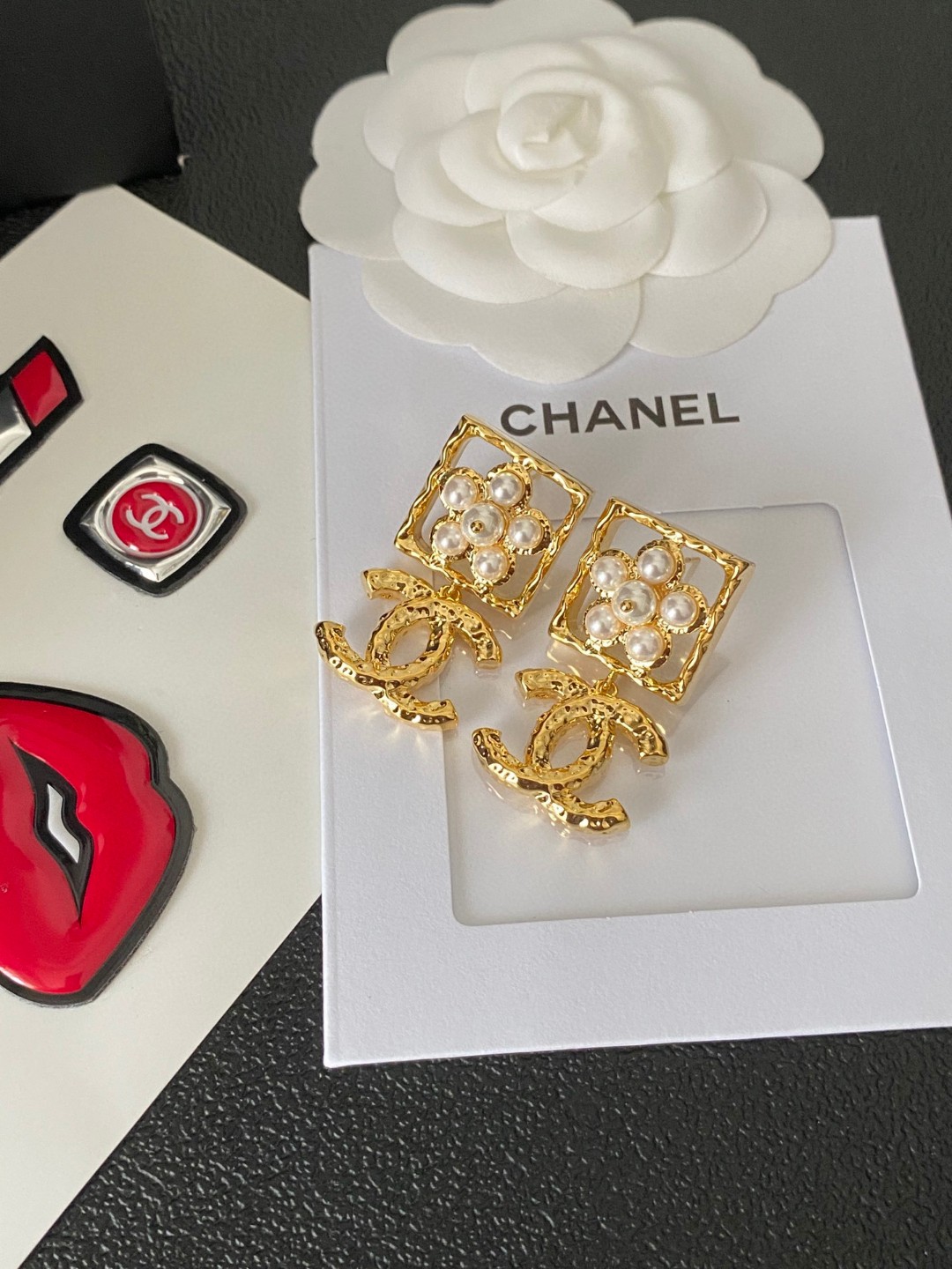 TOP CHANEL Vintage CC Pearl Earrings-Gold Color