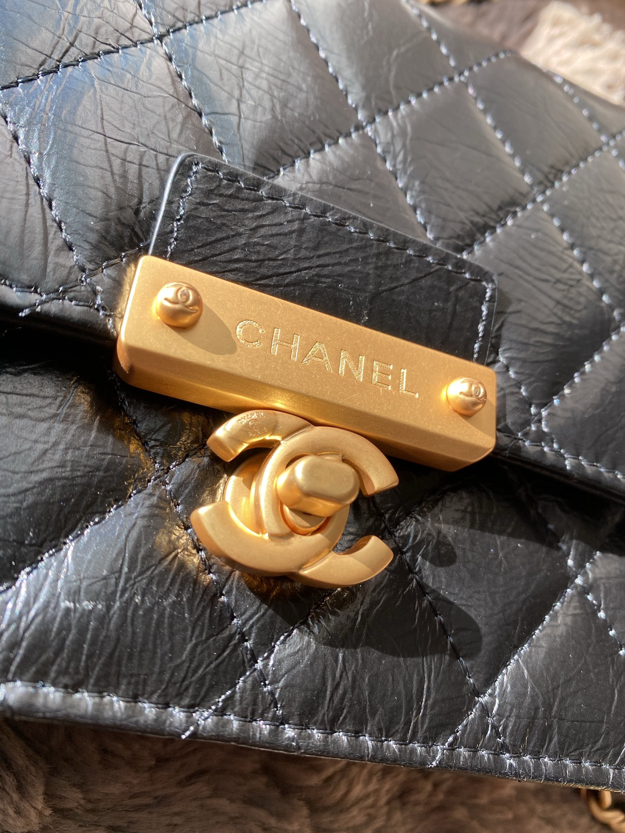 TOP CHANEL WOC Around The Corner Aged Lambskin - Black & GHW