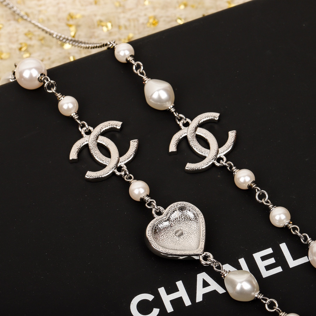 TOP CHANEL Heart Pearl Sweater Chain