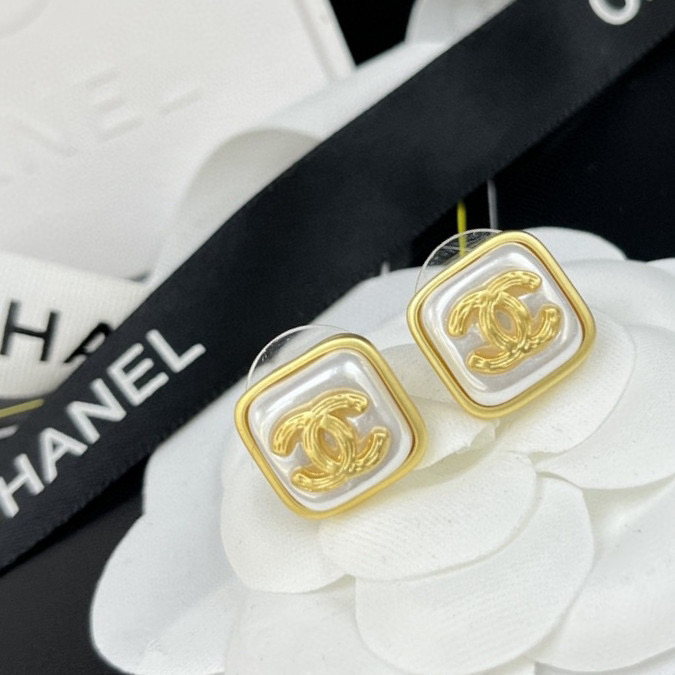 TOP CHANEL Logo Square pearls Stud Earrings