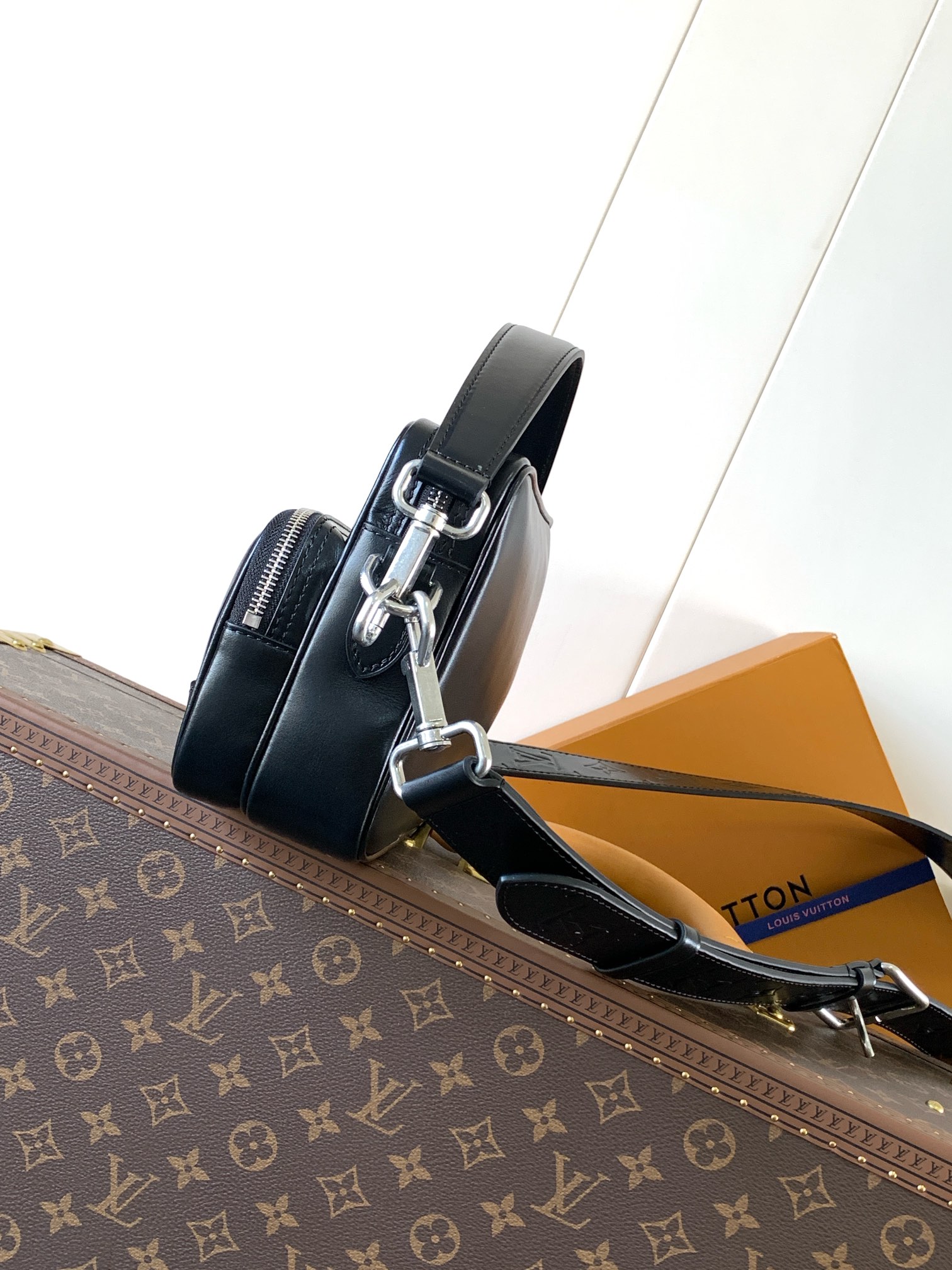 TOP Louis Vuitton LV Nil Handbag Cowhide 25cm - Black