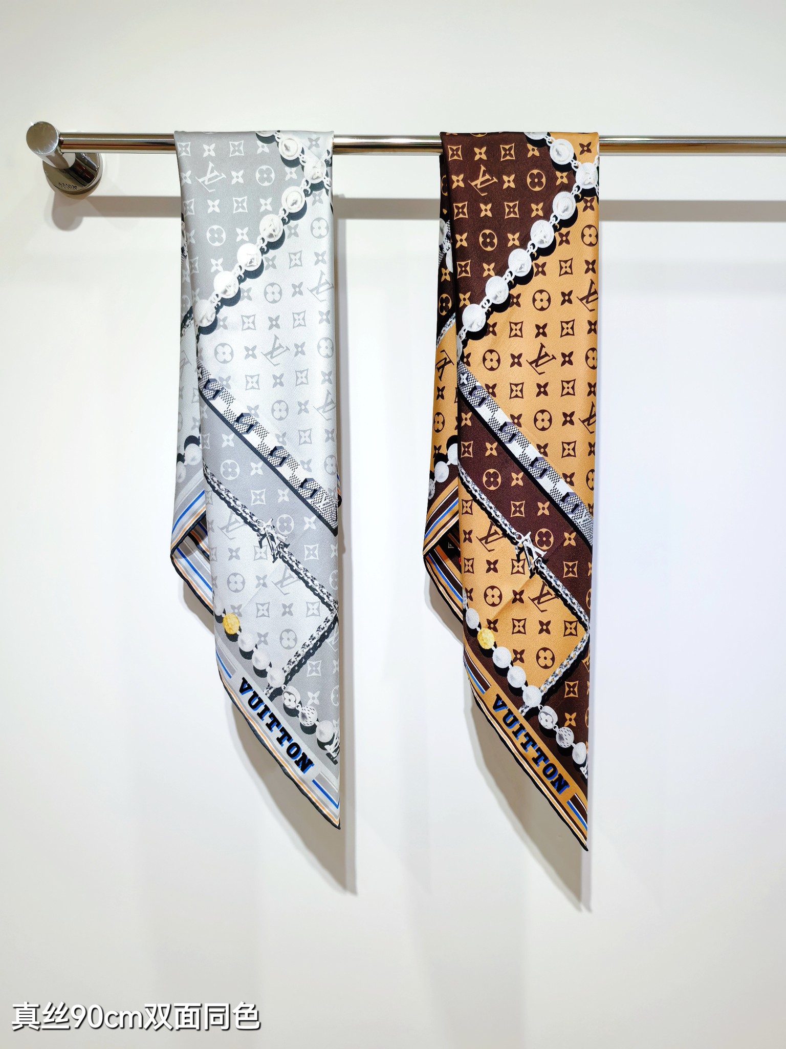 TOP Louis Vuitton LV Silk Square Scarf 90 x 90 cm - 2 Colors