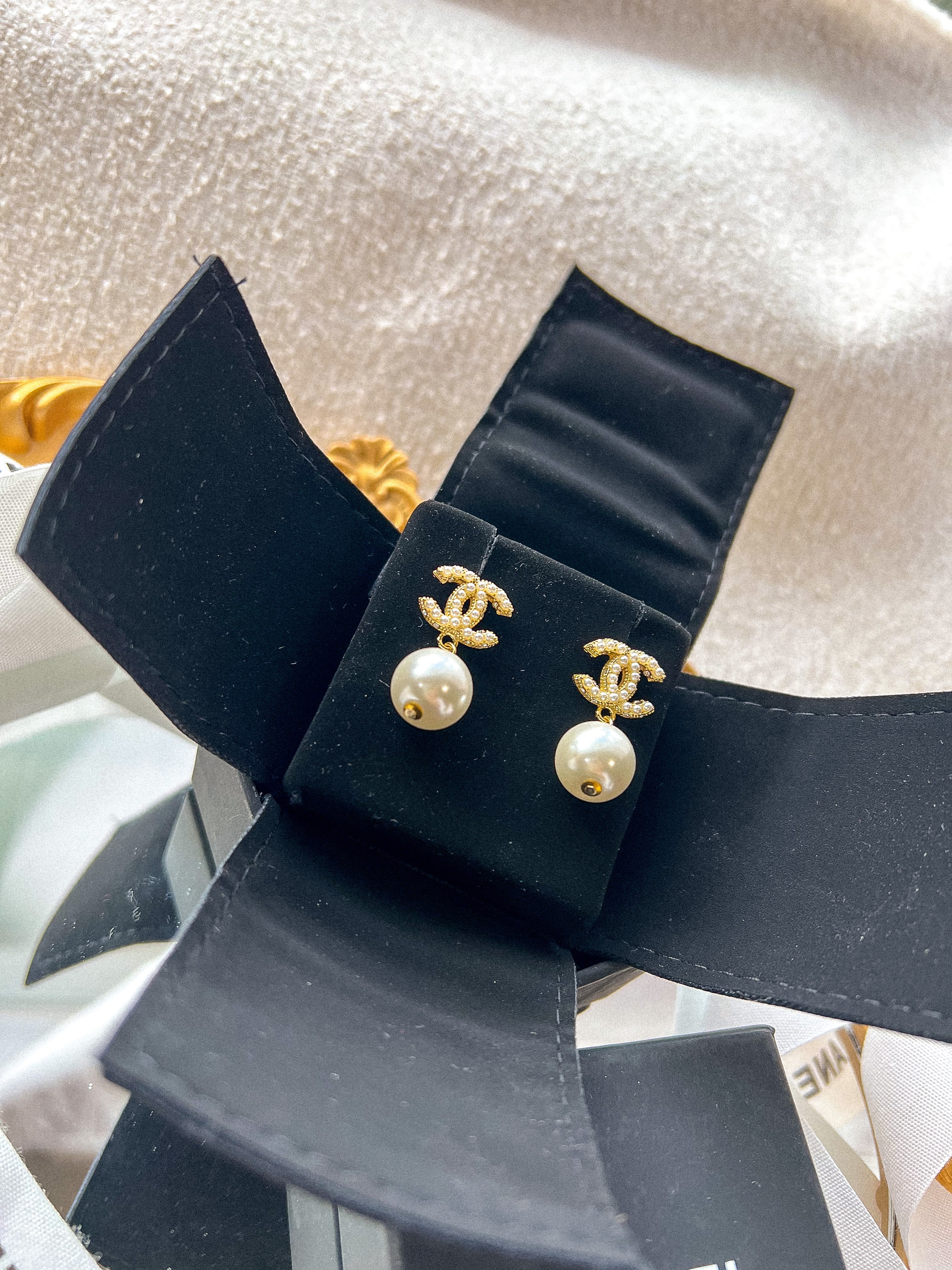 TOP CHANEL Immitation Pearl Drop Earrings