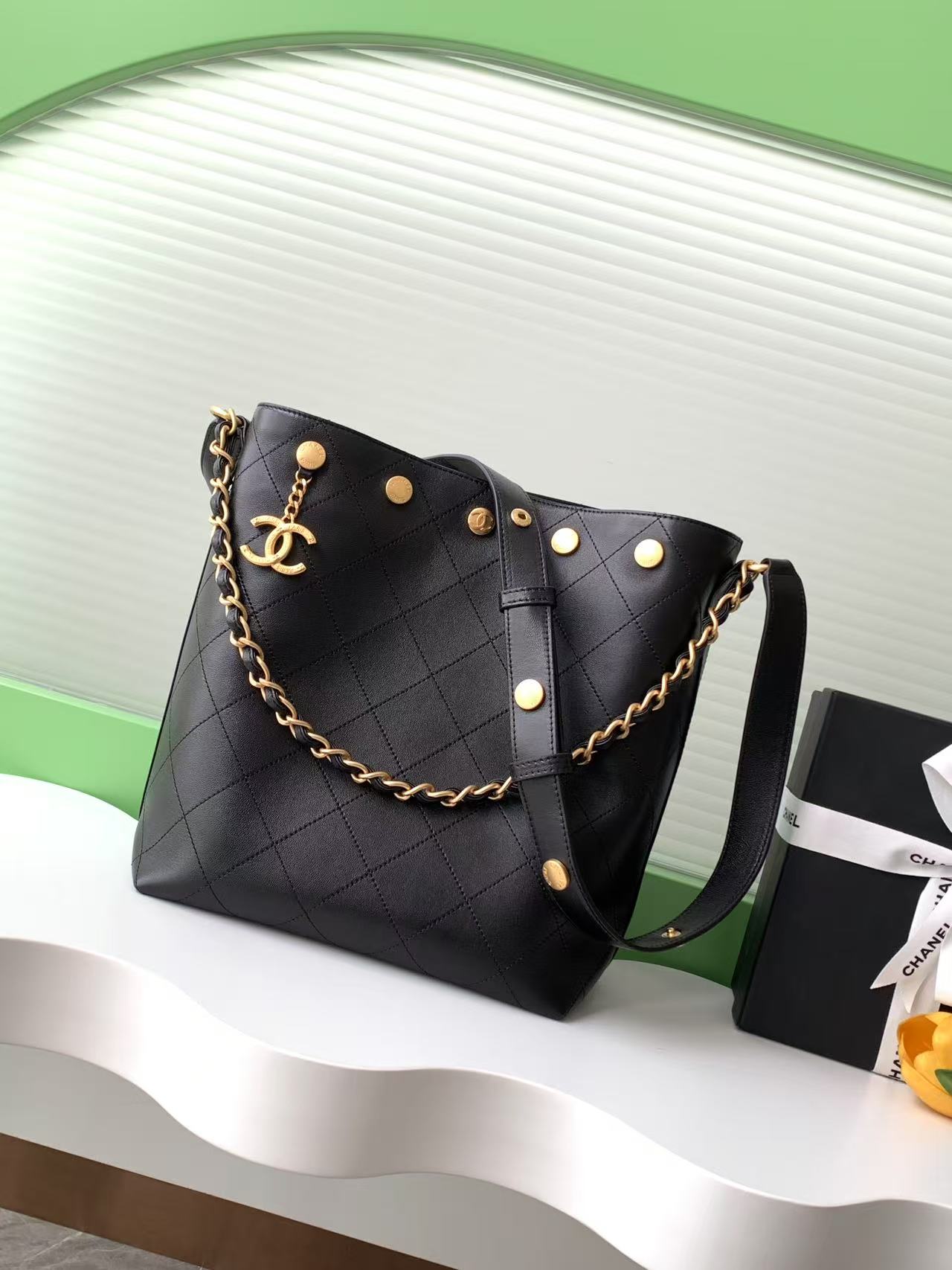 TOP CHANEL Riveted Bucket Bag 28-31-15 cm - 2 Colors