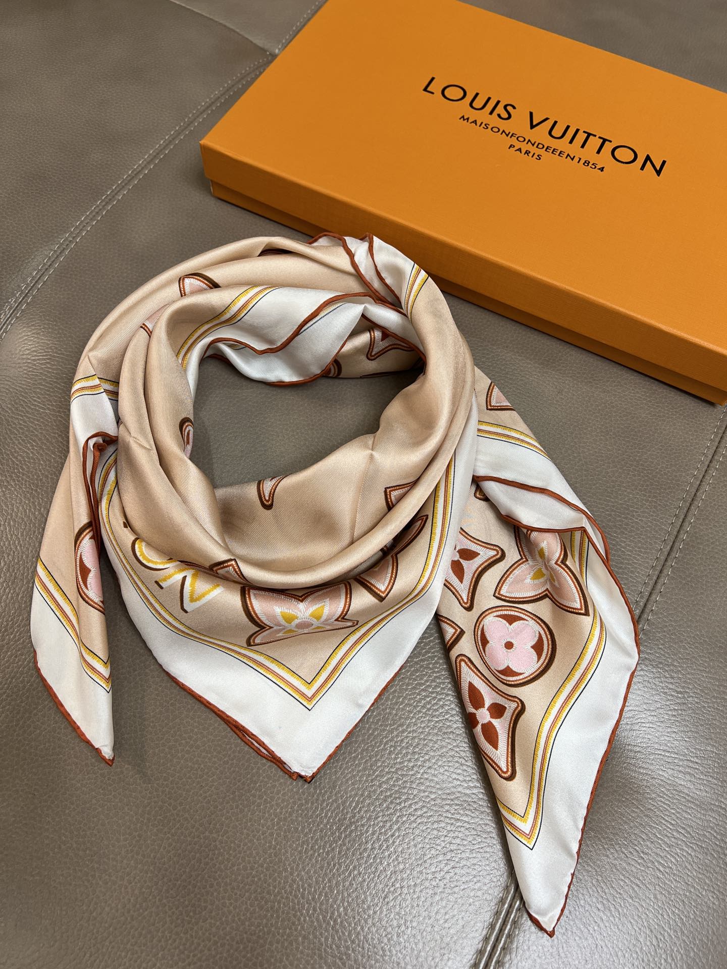 TOP Louis Vuitton LV Monogram Cascade Scarf
