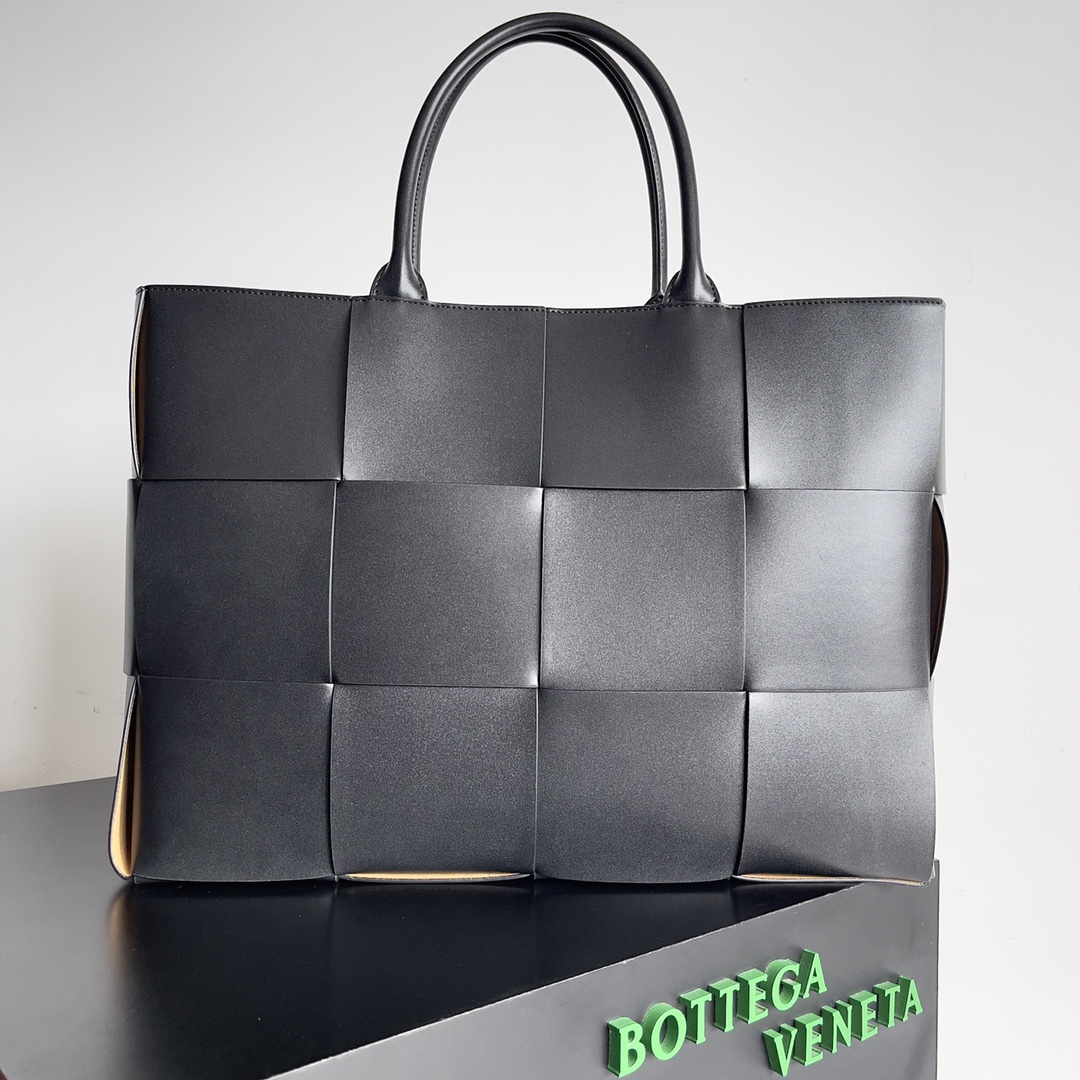 TOP Bottega Veneta BV Clicker Bags - Black