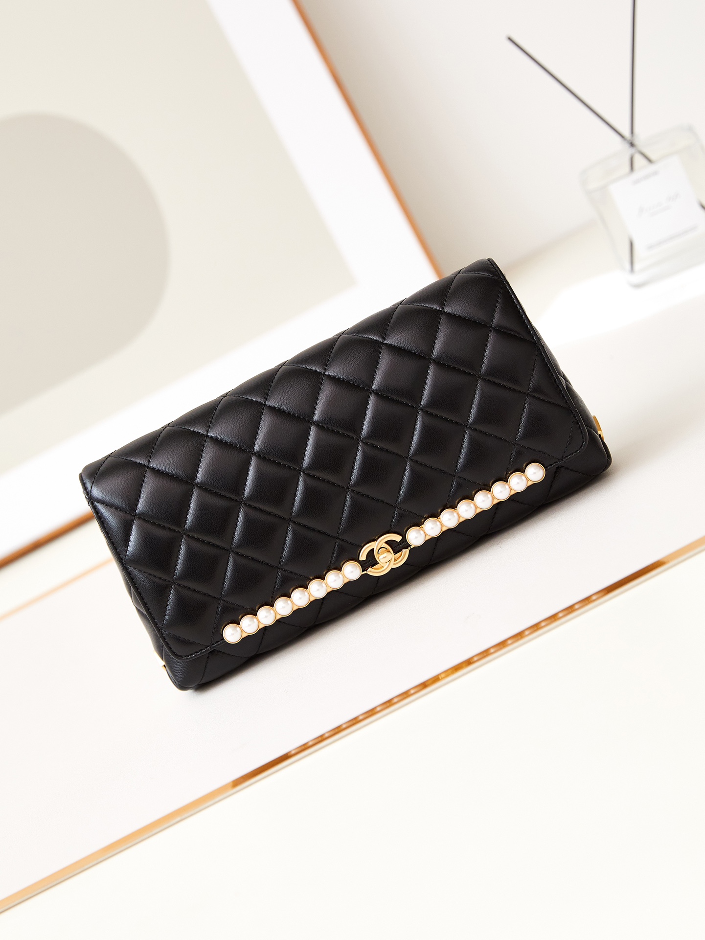 TOP CHANEL Pearl Buckle Hand Bag 15x30x4cm - Black