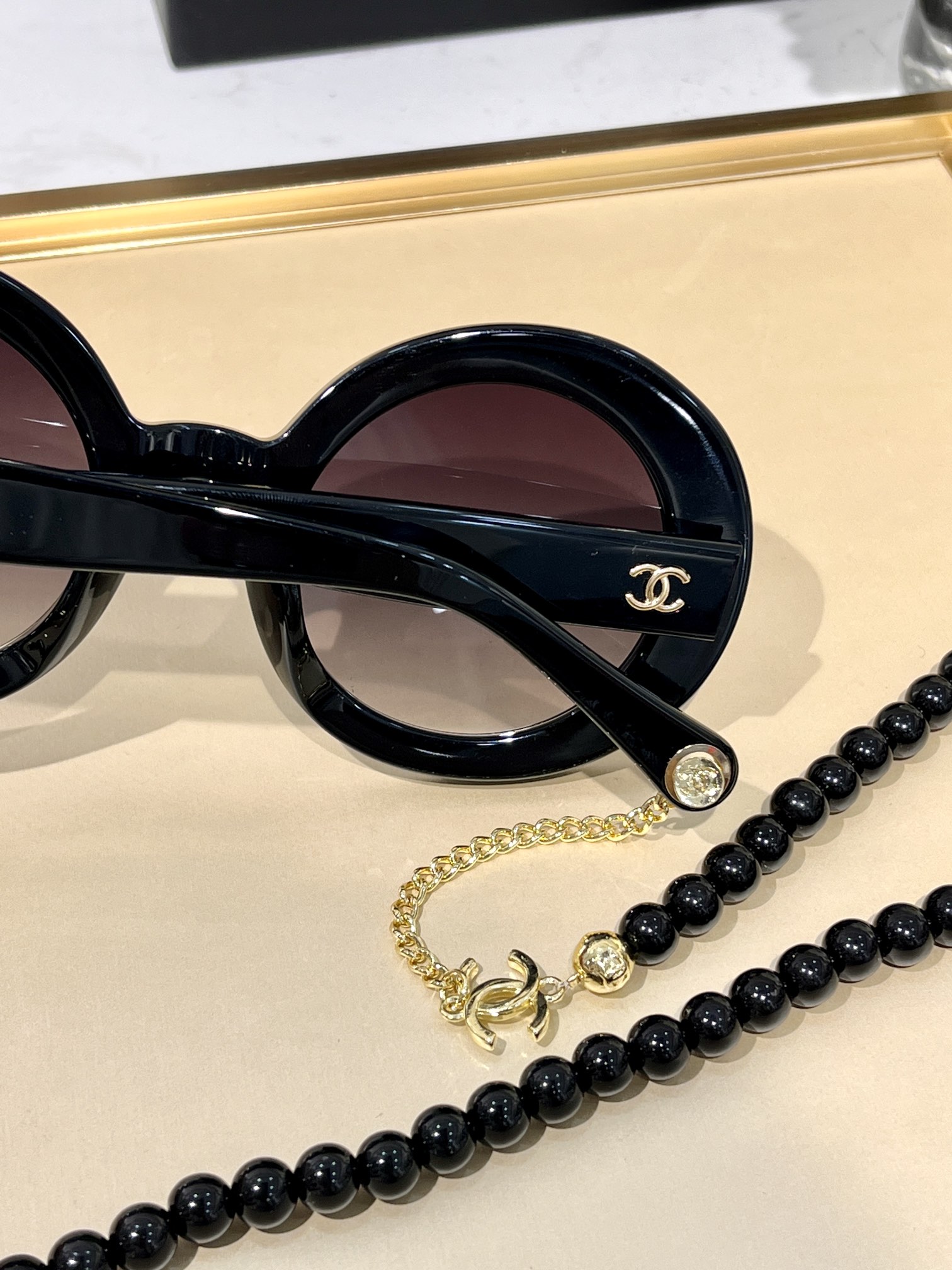 TOP CHANEL Exclusive Chain Hole Notch Buckle Sunglasses