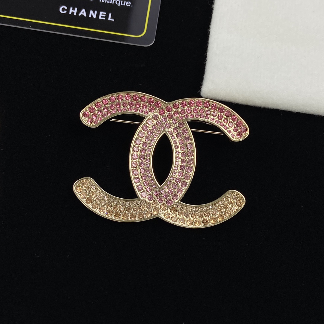 TOP CHANEL Metallic Gradient Pink Diamond Brooch - Gold
