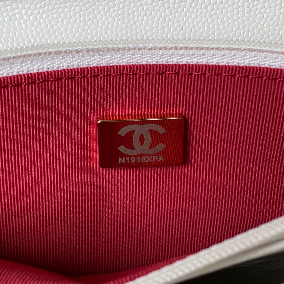 TOP CHANEL WOC Bag Lychee Leather 19 cm - White