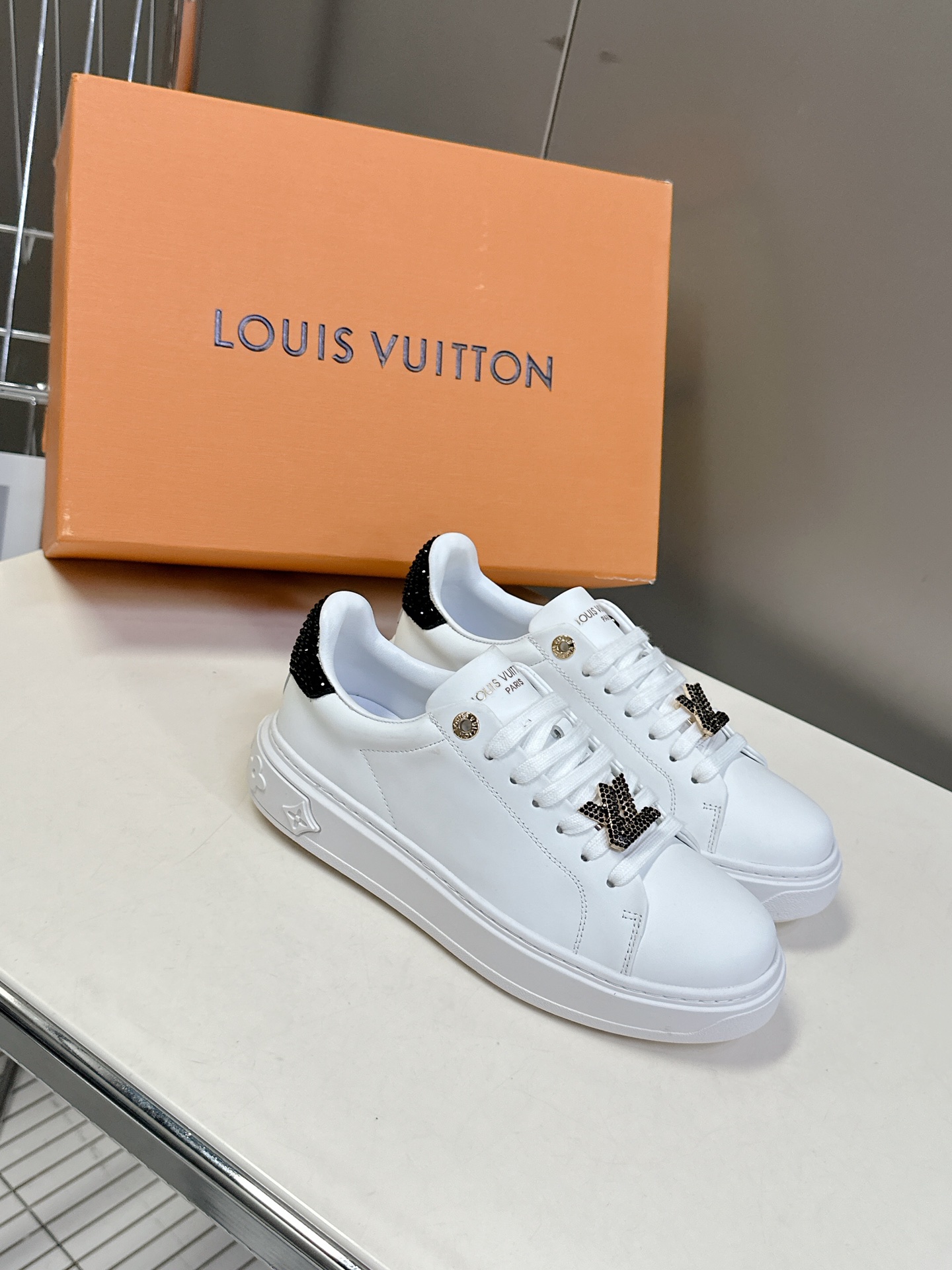 TOP Louis Vuitton LV Sneakers Cow Leather - White